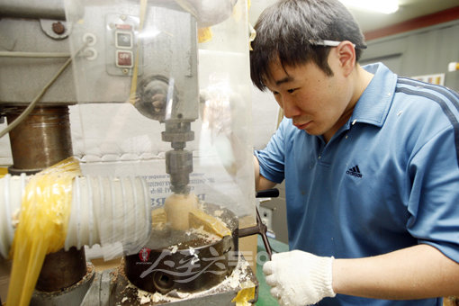 울퉁불퉁, 그러나 정성을 들이고 있는 전영희 기자. 대전 | 양회성 기자 yohan@donga.com