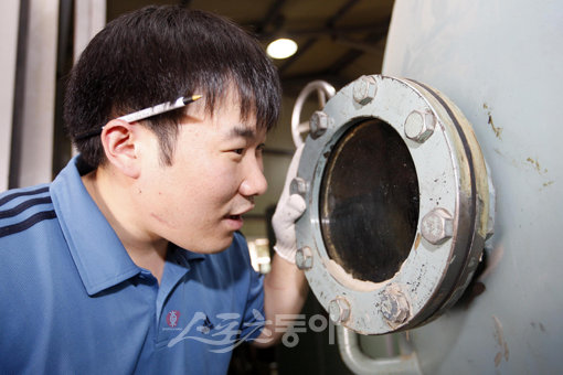 국내유일의 고주파 건조기계를 보고 있는 전영희 기자. 대전 | 양회성 기자 yohan@donga.com