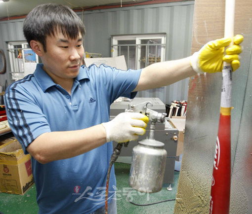 정열의 색 빨강으로 ‘메이크업’하고 있는 전영희 기자. 대전 | 양회성 기자 yohan@donga.com