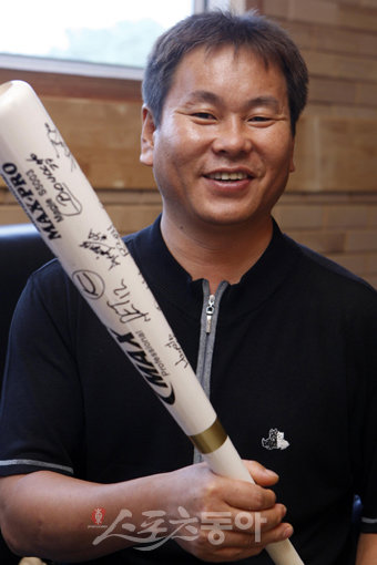 야구 방망이를 국내 최초로 프로야구에 공급한 (주)맥스스포츠의 공금석 대표가 쿠바 선수단이 선물한 사인 배트를 들고 환한 미소를 짓고 있다.
대전 | 양회성 기자 yohan@donga.com