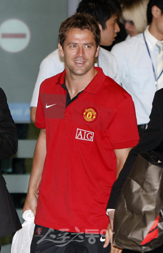 박지성이 활약하고 있는 잉글랜드 프리미어리그의 맨체스터 유나이티드가 서울월드컵경기장에서 열릴 FC 서울과의 친선 경기를 위해 22일 오후 인천국제공항을 통해 입국했다.
마이클 오웬이 입국 게이트를 빠져나오고 있다.
인천국제공항 | 양회성 기자 yohan@donga.com