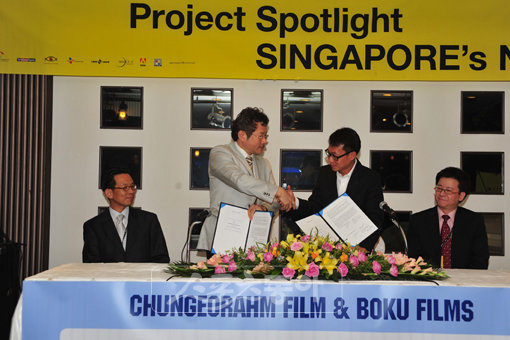 부천국제영화제 기간에 열린 영화사 청어람과 싱가포르 보쿠필름의 ‘괴물2’에 대한 500만 달러 규모의 투자 조인식.
사진제공|청어람
