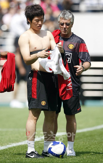 ‘섹시 지성’ 맨체스터 유나이티드 박지성이 23일 오전 서울월드컵경기장에서 훈련 도중 심박측정기를 착용한 채 연습복을 갈아입고 있다.상암 | 김종원 기자 won@donga.com