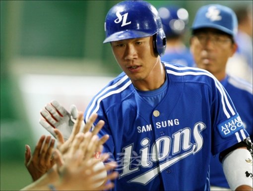 삼성 강봉규가 목동 히어로즈전 6회 1사에서 김수경을 상대로 좌월솔로홈런을 날린 뒤 동료들과 환호하고 있다.