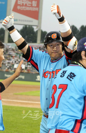 ▲ 이대호가 전반기 마지막 경기인 잠실 두산전에서 3회 1사 2루에서 중월 2점 홈런을 날린 뒤 관중들의 환호에 답하고 있다. 잠실 | 김종원 기자 won@donga.com