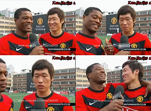 ‘맨유 TV’에 출연해 끈끈한 우정을 과시하고 있는 에브라(왼쪽)와 박지성(오른쪽)