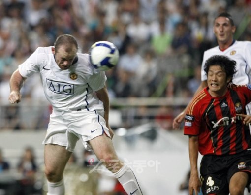 맨체스터 유나이티드 코리아투어 2009 FC서울 대 맨체스터 유나이티드 경기가 24일 서월월드컵구장에서 열렸다. 맨체스터 유나이티드 왜인 루니가 전반 동점골을 성공시키고 있다. 상암 | 김종원기자 won@donga.com