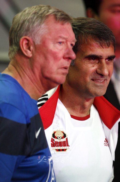24일 오후 서울월드컵경기장에서 ‘금호타이어컵 맨체스터 유나이티드 코리아투어 2009’ 맨체스터 유나이티드 대 FC서울의 친선경기가 열렸다. 퍼거슨 감독(왼쪽)과 귀네슈 감독. 상암 | 양회성 기자 yohan@donga.com