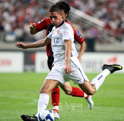 24일 저녁 서울월드컵경기장에서 맨체스터 유나이티드 코리아 투어 2009 맨유와 FC서울의 경기에서 마케다가 슛을 날리고 있다. 상암ㅣ박화용 기자 inphoto@donga.com