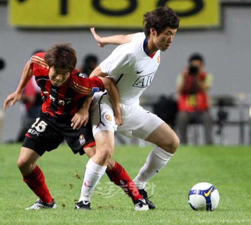 24일 저녁 서울월드컵경기장에서 맨체스터 유나이티드 코리아 투어 2009 맨유와 FC서울의 경기에서 박지성이 후반전에 투입돼 맹활약하고 있다. 상암ㅣ박화용 기자 inphoto@donga.com