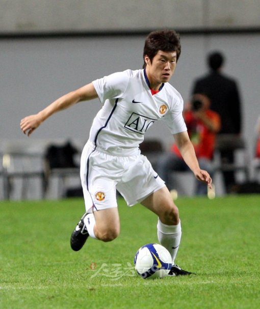 24일 저녁 서울월드컵경기장에서 맨체스터 유나이티드 코리아 투어 2009 맨유와 FC서울의 경기에서 박지성이 드리블을 하고 있다. 상암ㅣ박화용 기자 inphoto@donga.com