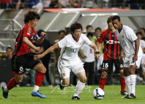 맨체스터 유나이티드 코리아투어 2009 FC서울 대 맨체스터 유나이티드 경기가 24일 서월월드컵구장에서 열렸다. 맨체스터 유나이티드 박지성이 FC서울 김진규. 상암 | 김종원기자 won@donga.com