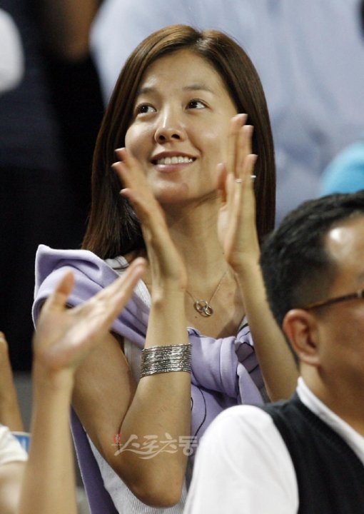 24일 오후 서울월드컵경기장에서 ‘금호타이어컵 맨체스터 유나이티드 코리아투어 2009’ 맨체스터 유나이티드 대 FC서울의 친선경기가 열렸다. FC서울 정조국의 연인 탤런트 김성은이 경기장을 찾아 눈길을 끌고 있다. 상암 | 양회성 기자 yohan@donga.com