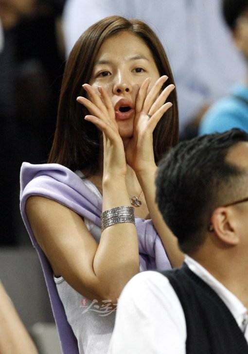 24일 오후 서울월드컵경기장에서 ‘금호타이어컵 맨체스터 유나이티드 코리아투어 2009’ 맨체스터 유나이티드 대 FC서울의 친선경기가 열렸다. FC서울 정조국의 연인 탤런트 김성은이 경기장을 찾아 눈길을 끌고 있다. 상암 | 양회성 기자 yohan@donga.com