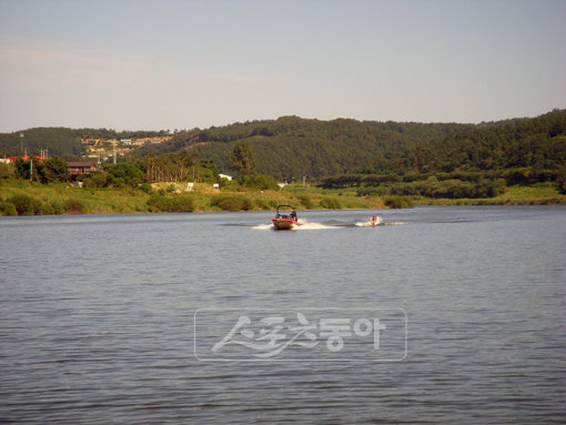 금강은 수상레포츠를 즐기기에도 안성맞춤이다. 금강 청벽나루터 인근에서 수상스키를 즐기는 모습. 사진 제공｜공주시