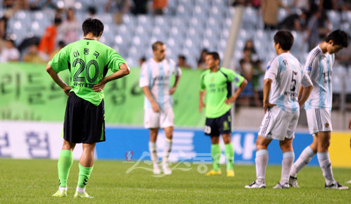 전북 이동국이 26일 울산과의 홈경기가 1-1로 끝난 뒤 고개를 떨군 채 아쉬움을 감추지 못하고 있다. 이동국은 이날 전반 막판 페널티킥을 실축하며 6경기 연속 골에 실패했다.전주 ｜ 박화용 기자 inphoto@donga.com