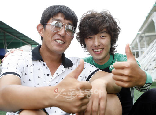 정철욱(왼쪽) 대리와 이윤재 강사는 “윈드서핑은 마약 같다”고 했다. 벌써 중독된 지 10년. 정 대리는 “새벽 5시에 혼자서 물안개 피어오르는 한강을 휘젓는 기분은 아무도 모를 것”이라고 웃었다. 양회성 기자 yohan@donga.com