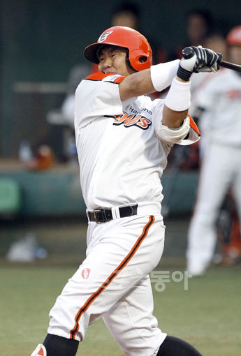 2009 프로야구 한화이글스 대 두산베어스 경기가 29일 대전야구장에서 열렸다. 6회말 2사 1,3루 한화 이범호가 역전 1타점 중전 2루타를 치고 있다. 대전 | 김종원기자 won@donga.com