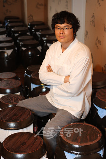 전직 바텐더 출신으로 일본 유학을 꿈꾸다 우리나라 전통주로 눈을 돌린 류인수 회장의 꿈은 뉴욕 최고급 바에 우리 술이 진열되는 모습을 보는 것이다. 류 회장이 자신의 분신과도 같은 술독들을 배경으로 포즈를 취하고 있다.임진환 기자 photolim@donga.com