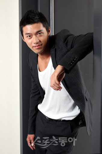 선이 굵고 거칠었던 영화속 장동건의 ‘동수’와 달리 조금 부드러운 연기로 주목받는 현빈. 

박화용 기자 inphoto@donga.com