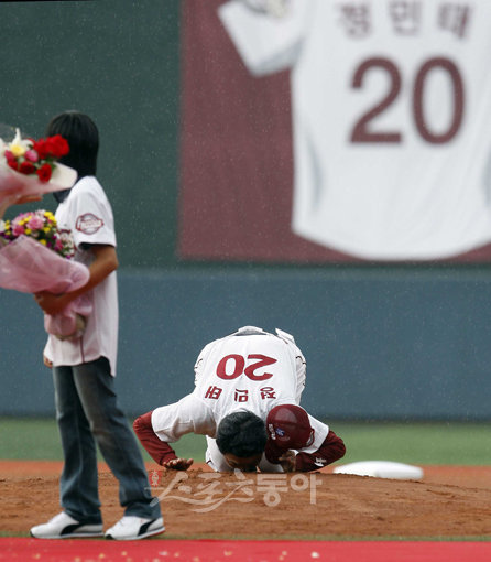 2일 목동에서 열린 LG-히어로즈전에 앞서 은퇴식을 연 히어로즈 정민태 투수코치가 마운드에 올라 입맞춤을 하고 있다.목동｜임진환 기자 photolim@donga.com