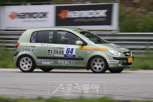 　900m의 직선 구간에서 풀 가속을 하고 있다. 직선 코스에서의 속도보다는 곧바로 이어지는 U자형 헤어핀 코스를 얼마나 빨리 빠져나가는지가 기록 단축의 관건이다. 사진제공 GP코리아　