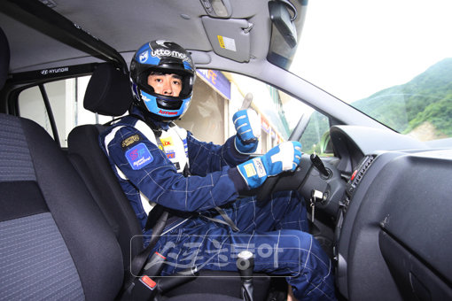 아마추어 대회지만 안전 장비는 반드시 갖추어야 한다. 레이싱복과 헬멧, 장갑을 갖춘 본지 원성열 기자가 출발 직전 선전을 다짐하고 있다. 사진제공 GP코리아