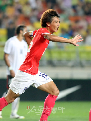 한국 구자철이 4일 수원월드컵경기장에서 열린 제4회 수원컵 국제청소년대회(U-20) 2차전 이집트와 경기에서 후반 40분 페널티킥 결승골을 성공시킨 후 환호하고 있다.

수원 ｜ 김종원 기자 won@donga.com