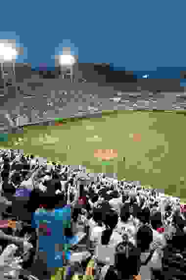 ‘확 바뀐 마산구장, 이제 나쁜 이미지는 잊어주세요.’ 4일, 여성과 가족단위 관중으로 꽉 찬 마산구장. 덕분에 술 취한 관중들의 추태도 잦아들었다. 마산 ｜ 박화용 기자 inphoto@donga.com