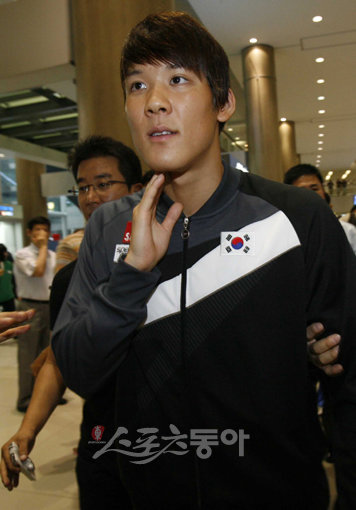 2009 로마 세계수영선수권대회에 출전했던 수영 국가대표팀 박태환 선수가 6일 오후 인천국제공항 입국장을 통해 귀국한후 기자회견장으로 발걸음을 옮기고 있다. 인천공항 | 임진환 기자 photolim@donga.com