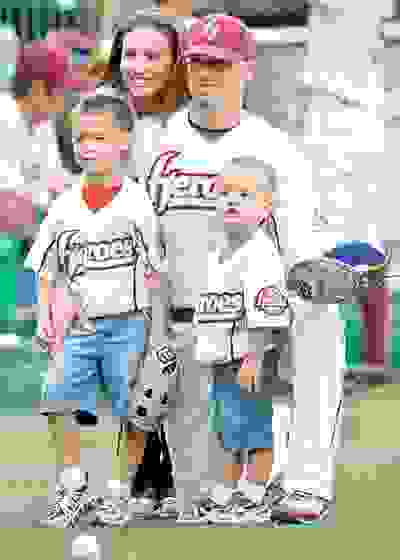 “야구 와우∼ 가족 올레!∼” 히어로즈의 브룸바가 지난 1일 목동 두산전에 앞서 한국을 방문한 가족들과 기념촬영하고 있다. 최근 부진했던 브룸바는 가족들이 다시 미국으로 돌아간 이후 야구에만 전념하겠다고 각오를 새롭게 하고 있다. 스포츠동아 DB