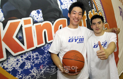 3:3 길거리 농구에도 톱스타는 존재한다. 화려한 개인기와 선수 뺨치는 농구 감각으로 무장한 동갑내기 친구인 전상용(사진 왼쪽)과 박희철. 김종원기자 won@donga.com