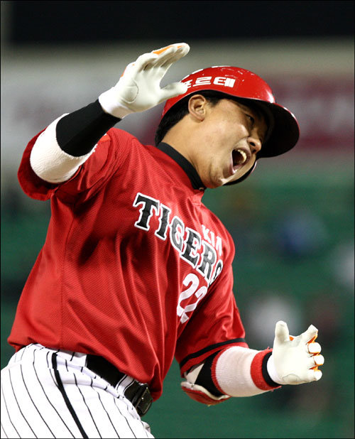 KIA의 상승세의 중심에는 포수 김상훈이 있다. 스포츠동아 DB