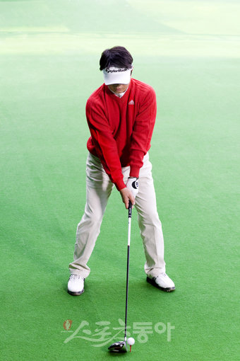 스탠스 폭을 좁히는 것만으로도 비거리 증가 효과를 기대할 수 있다. 백스윙 때 체중이 반대로 이동하는 역 피봇이나 슬라이스를 방지할 수 있다. 스포츠동아 DB