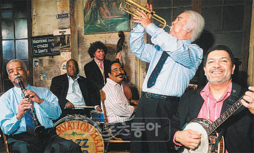 연중 150일 이상을 해외공연으로 보내는 프레저베이션홀 재즈밴드는 쿠바의 부에나비스타소셜클럽과 비견되는 노장밴드다. 영화 ‘신시내티 키드’에 출연했고 ‘벤자민 버튼의 시간은 거꾸로 간다’의 사운드트랙에도 참여했다.사진제공｜LG아트센터