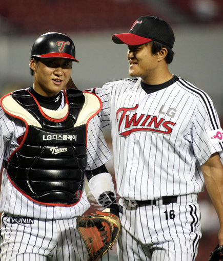 24일 저녁 서울 잠실야구장에서 열린 2009프로야구 LG와 히어로즈 경기에서 LG 마무리 이재영이 8회초 2사 2루때 마운드에 올라 히어로즈 타자 브룸바를 중견수 플라이로 잡고 포수 김태군과 이야기를 하며 덕아웃으로 들어오고 있다. 잠실ㅣ 박화용 기자 inphoto@donga.com