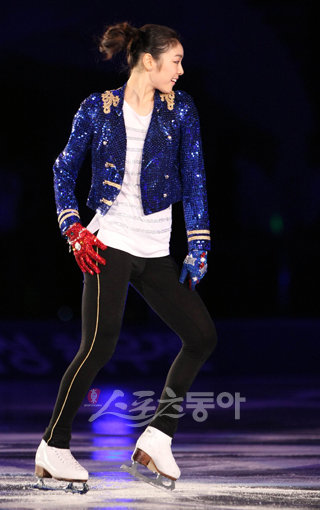 ‘삼성 애니콜-하우젠 아이스 올스타즈 2009 ’ 아이스쇼가 14일 올림픽체육관에서 열렸다. 김연아가 마이클잭슨 공연을 펼치고 있다. 김종원기자 won@donga.com