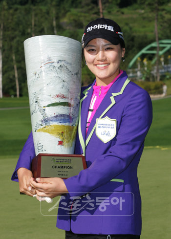 2009하이원리조트컵 SBS채리티 여자오픈에서 1타차 역전으로 시즌 4승째를 거둔 유소연이 우승컵을 안고 ‘2억원’ 짜리 미소를 짓고 있다. 사진제공|KLPGA