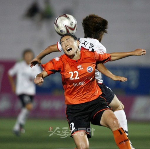 대교 홍경숙(22번)이 17일 여주종합운동장에서 벌어진 WK리그 현대제철과의 경기에서 상대 박지영과 공중 볼을 다투고 있다. 여주 | 임진환 기자 photolim@donga.com