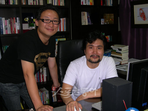 창천수호위의 스토리 작가 최성현(오른쪽) 씨와 만화평론가 박석환 씨가 작업실에서 만나 의견을 나누고 있다. 박 씨는 “창천수호위는 우리나라 만화사에 큰 획을 그을 대작”이라며 기대감을 내비쳤다.