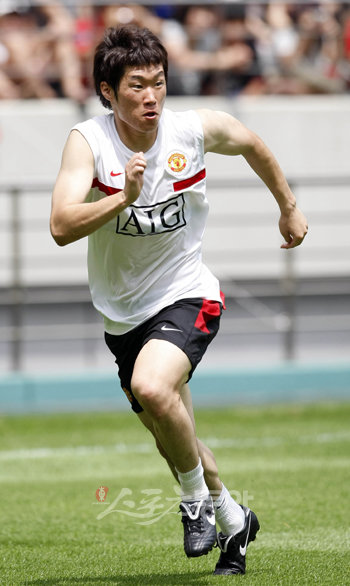 ‘산소탱크’ 박지성이 맨유와 기본 주급 5만파운드(1억300만원)선에서 3-4년 재계약할 것으로 예상된다. 여기에 맨유가 주말 위건전을 앞두고 있어 조원희와의 첫대결이 성사될지 관심이 모아지고 있다. [스포츠동아 DB]