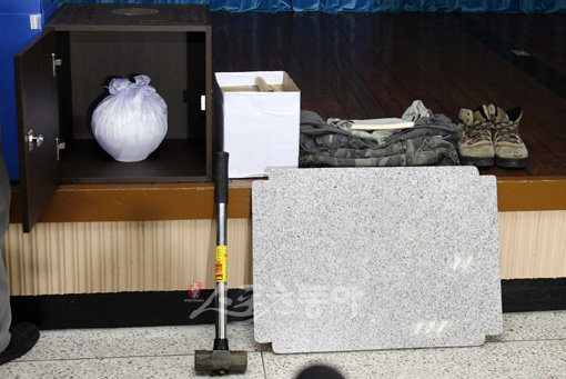 경찰은 26일 오전 브리핑에서 박씨가 최진실 유골함 절도에 사용한 망치와 석판, 의류 등 CCTV 화면과 일치하는 범행도구와 되찾은 고인의 유골을 공개했다. 앙평(경기) ｜ 임진환 기자 photolim@donga.com