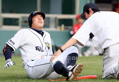 30일 오후 서울 잠실야구장에서 열린 2009프로야구 두산과 KIA의 경기에서 두산 김현수가 3회말 2사 2루때 자신의 타구에 정강이를 맞고 고통스러워하고 있다.
잠실ㅣ 박화용 기자 inphoto@donga.com