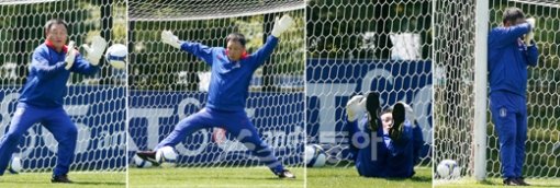 5일 호주와의 평가전을 앞둔 축구대표팀 해외파 선수들만 소집된 가운데 2일 경기도 파주트레이닝센타(NFC)에서 두번째 훈련을 가졌다. 이날 미니게임에서 골키퍼로 나선 허정무 감독. 파주 | 임진환 기자 photolim@donga.com