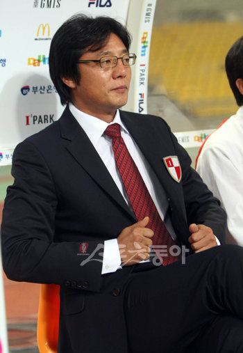 2일 부산 아시아드주경기장에서 열린 포항과의 2009 컵 대회 결승 1차전에서 부산 황선홍 감독이 그라운드를 주시하고 있다. 부산 ｜ 김종원 기자 won@donga.com