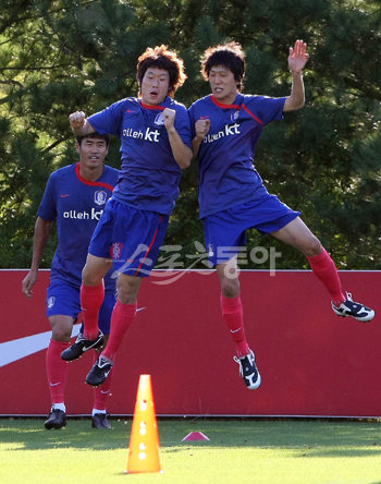 5일 호주와의 평가전을 앞둔 축구대표팀이 해외파만 모인 가운데 1일 파주트레이닝센타(NFC)에서 첫 훈련을 가졌다. 축구대표팀 박지성과 이청용이 점프해 몸을 부딪치는 훈련을 하고 있다. 파주 | 김종원기자 won@donga.com