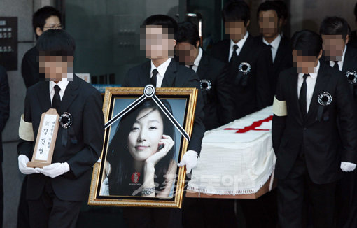4일 오전 서울아산병원에서 故 장진영의 발인식이 진행됐다. 임진환 기자 photolim@donga.com