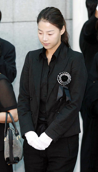 발인식에 참석한 한지혜.