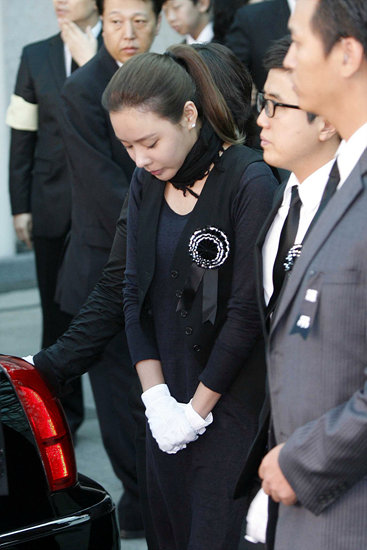 발인식에 참석한 김아중.