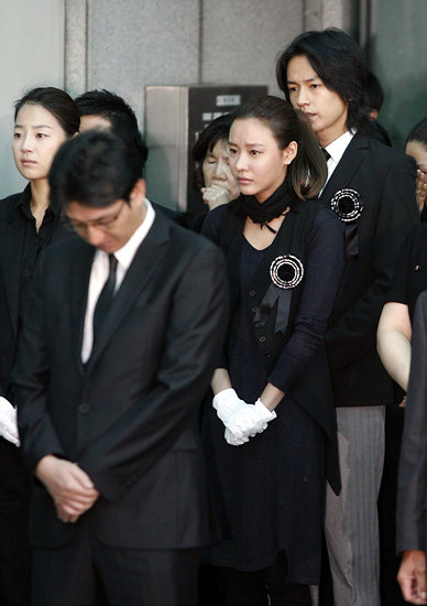 발인식에 참석한 한지혜, 김아중, 임주환.